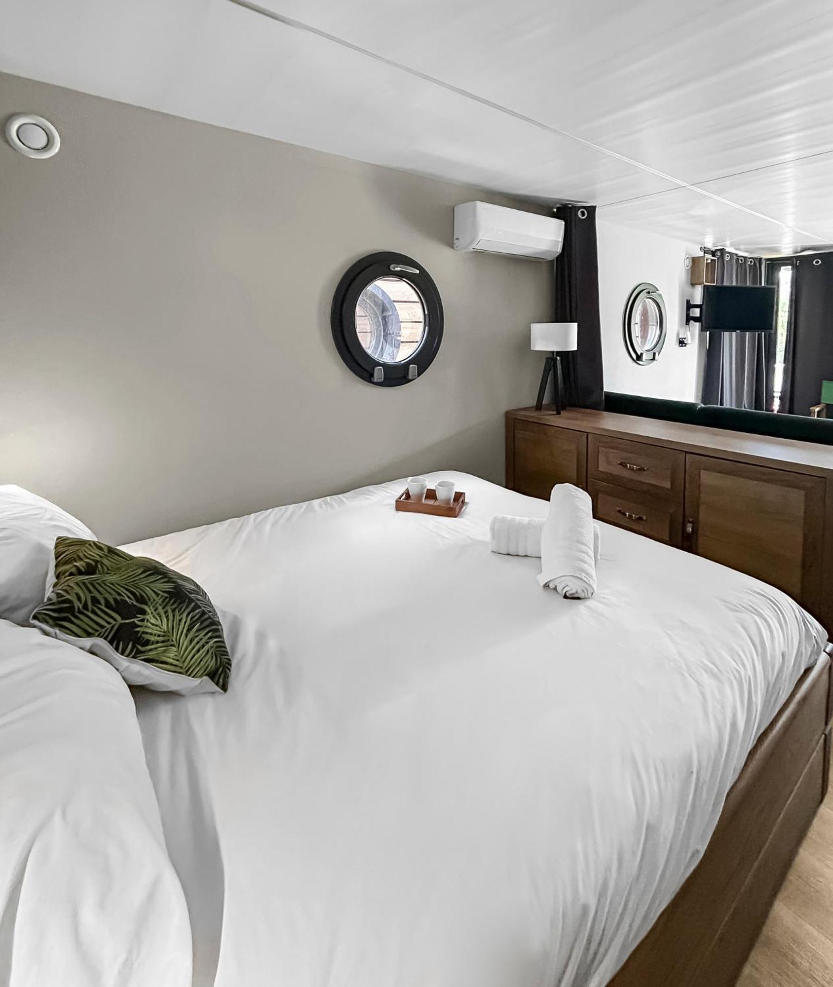 Sejour Unique Sur Un Bateau "Marius" Hotel Vauvert Exterior photo