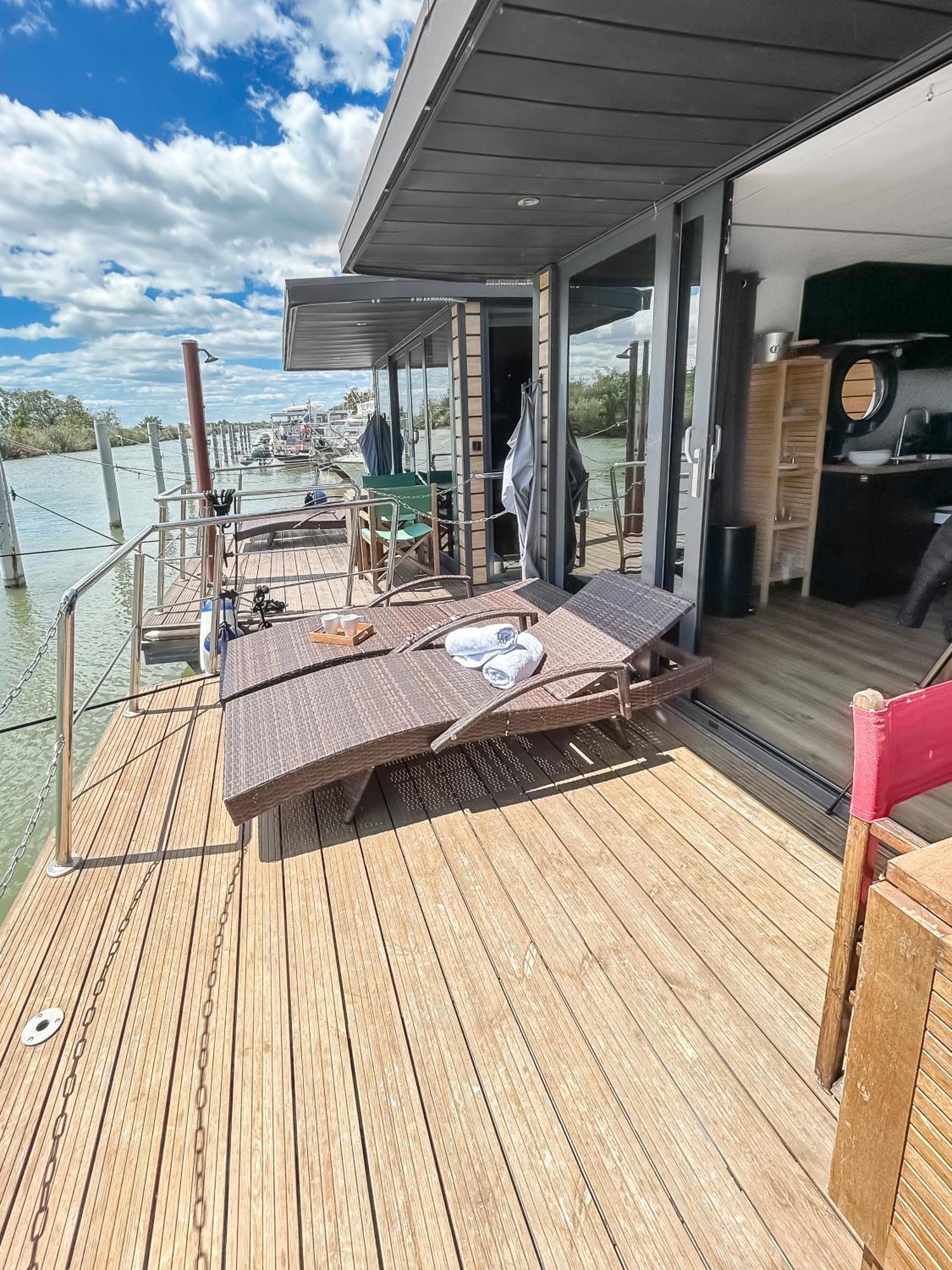 Sejour Unique Sur Un Bateau "Marius" Hotel Vauvert Exterior photo